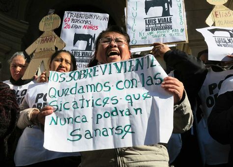  Una mujer protesta hoy, 21 de junio de 2016, frente a las puertas de tribunales la sentencia del juicio por el incendio de un taller clandestino en Buenos Aires que dejó seis muertos en 2006. Foto: EFE 