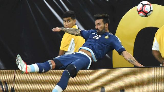 Así fue la caída de Lavezzi. El argentino terminó lesionado. Foto. AFP %image_alt%