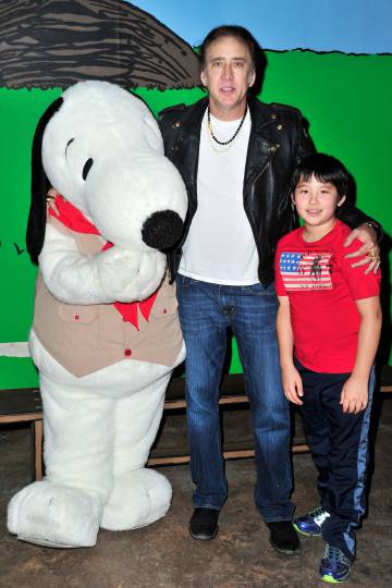 Nicolas Cage, obsesionado con los superhéroes, se empeñó en llamar a su hijo Kal-El, nombre real de Clark Kent, el tipo detrás de Superman. El que está con ellos es Snoopy. Nicolas Cage, obsesionado con los superhéroes, se empeñó en llamar a su hijo Kal-El, nombre real de Clark Kent, el tipo detrás de Superman. El que está con ellos es Snoopy.