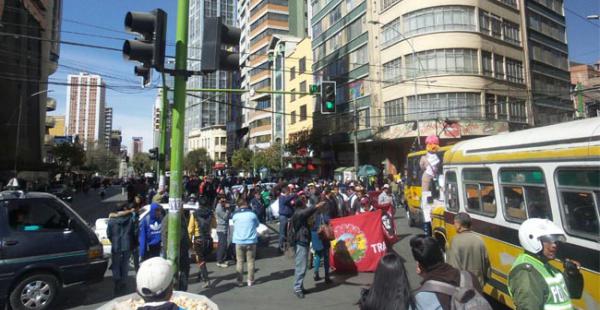 La ciudad de La Paz volvió a congestionarse por la marcha de extrabajadores de Enatex
