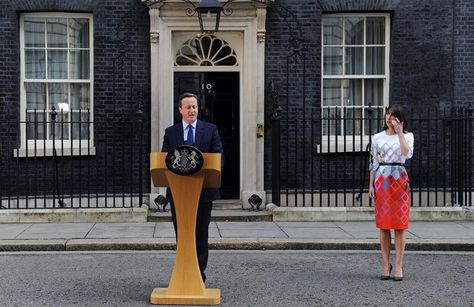 El primer ministro, David Cameron (i), anuncia su intención de dimitir en octubre junto a su esposa, Samatha Cameron (d), después de que el Reino Unido votase a favor de la salida de la Unión Europea en Londres (Reino Unido) . Foto: EFE