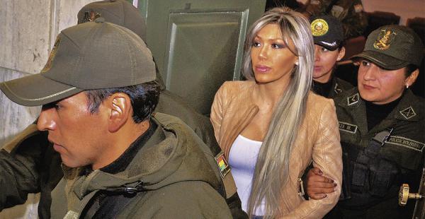 En la caja fuerte de Gabriela Zapata había collares de plástico y otros objetos