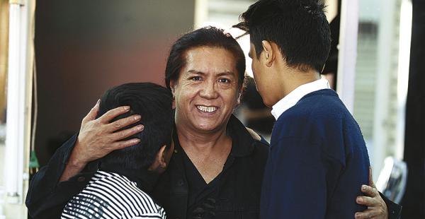 Cada día, Víctor Hugo cocina para sus dos hijos. Desde pequeños les explicó lo que era un gay