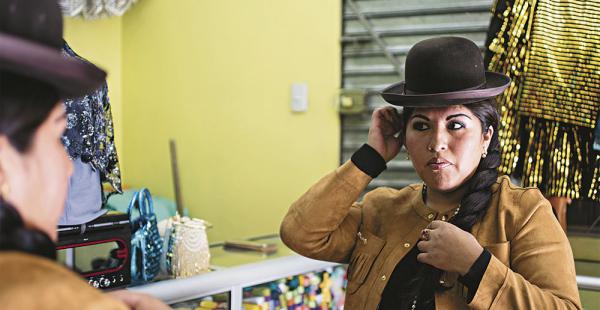 Eliana comenzó a diseñar ropa para las cholas paceñas hace más de 11 años, en septiembre se va a Nueva York a mostrar sus creaciones.