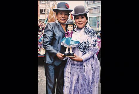 Un obsequio por su trabajo. La artesana Sandra Vera le obsequió una manualidad de cholita, para la festividad de la Virgen de Copacabana, por el trabajo que Eliana realiza.