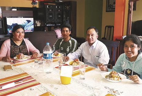 Tratan de estar todos para comer en familia. Juan y Eliana dejan todo para almorzar en familia con sus hijos Jorge y Alisson. Dejan de lado trabajo y otro tipo de compromisos para estar juntos al mediodía.