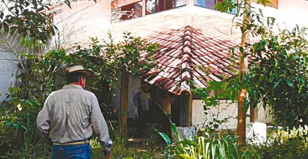 Una de las cabañas del parque está totalmente deteriorada