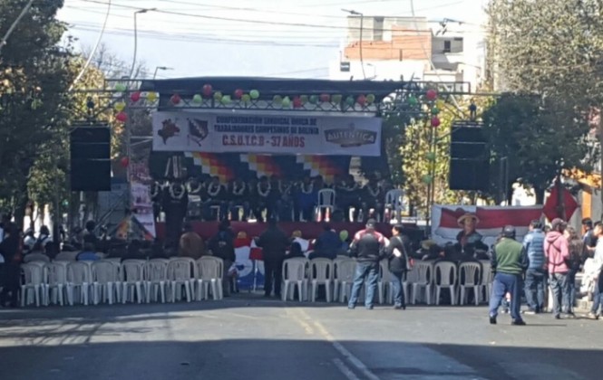 Festejo no autorizado de la Confederación de campesinos cierra vía troncal de Miraflores Festejo no autorizado de la Confederación de campesinos cierra vía troncal de Miraflores