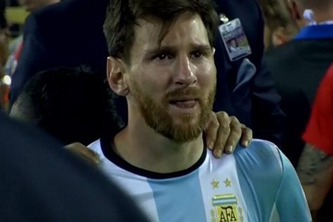 Messi, con lágrimas en los ojos, captado por la televisión.