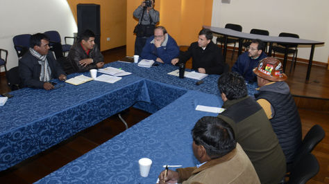 Los ministros de la Presidencia, Juan Ramón Quintana; de Educación, Roberto Aguilar; y de Trabajo, Gonzalo Trigoso sostienen una reunión con la dirigencia de la Central Obrera Boliviana (COB) para analizar las propuestas sobre el caso de Enatex y otros temas pendientes. Foto: ABI