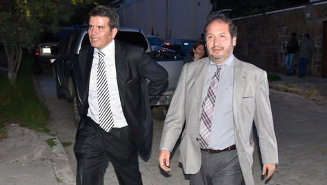 William Sánchez y Wálter Zuleta, abogados de Gabriela Zapata, en la requisa que participaron al domicilio de su cliente. Foto: Oswaldo Aguirre - archivo