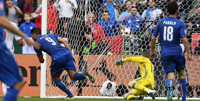 Graziano Pellè marcó el segundo gol de Italia pasado el minuto 90. (EFE)