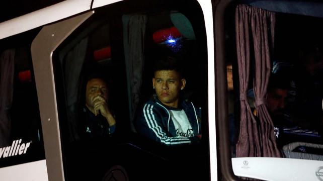 Marcos Rojo mira fijo a los seguidores de la Albiceleste que fueron hasta Ezeiza para esperarlos. Foto. Reuters %image_alt%