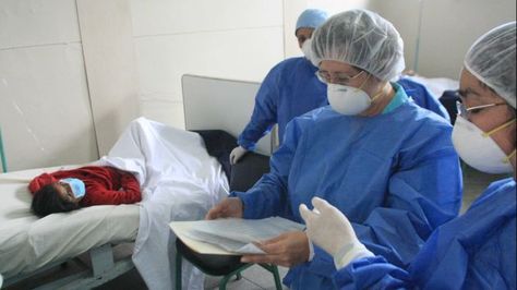 Una paciente es atendida, sospechosa de contraer el virus AH1N1. Foto: peru21.pe