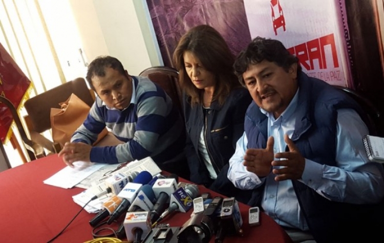 Dirigentes de Catedrán, Patricia Nemtala (centro) y del transporte pesado de El Alto, Gustavo Rivadeneira (derecha).