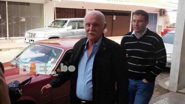 Peredo llegó al edificio de la Liga a las 14:00, aproximadamente. Foto: Jordy Ugarte %image_alt%