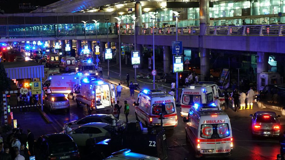 Ambulancias y fuerzas de seguridad llegan al aeropuerto (Crédito: Mehmet Ali Poyraz/Getty Images)
