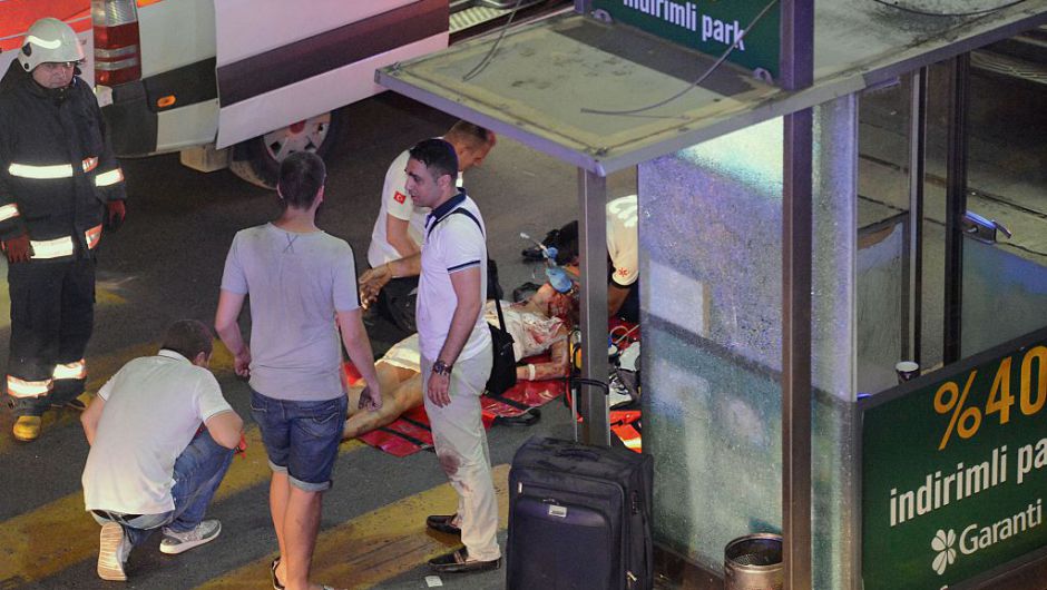 Una foto obtenida por la agencia Ilhas muestra al personal de emergencia atendiendo a una mujer herida tras las dos explosiones en el aeropuerto Ataturk (Crédito: AFP / ILHAS NEWS AGENCY/Getty Images)