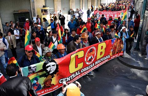 Movilización de la COB y trabajadores de Enatex por el centro paceño, el pasado 23 de junio de 2016. Foto: Ángel Illanes
