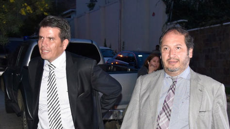 William Sánchez y Wálter Zuleta, abogados de Gabriela Zapata, en la requisa que participaron al domicilio de su cliente. Foto: Oswaldo Aguirre - archivo