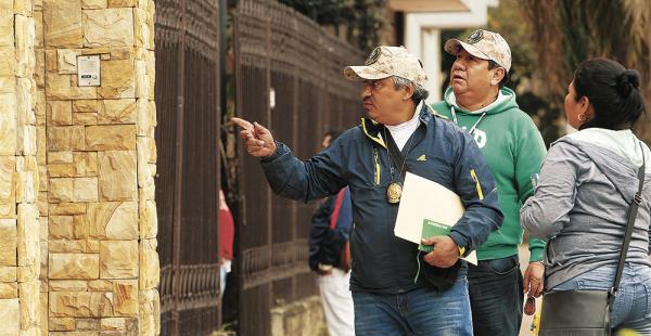Investigadores del grupo DACI de la Felcc se unieron a la pesquisa en el lugar de los hechos. Ayer hubo varios operativos en la capital cruceña