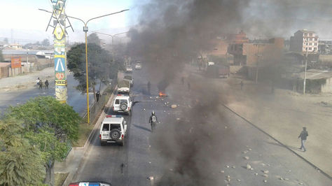 Policía desbloquea un punto instalado por los fabriles en la Avenida Blanco Galindo de Cochabamba. Fotos: Fernando Cartagena.