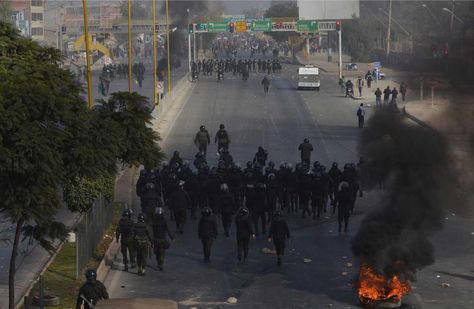 Enfrentamientos entre movilizados y policías en la avenida Blanco Galindo. Foto: Fernando Cartagena
