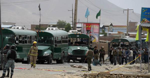 Al menos 27 policías murieron y 40 resultaron heridos tras un ataque con bomba reivindicado por los talibanes