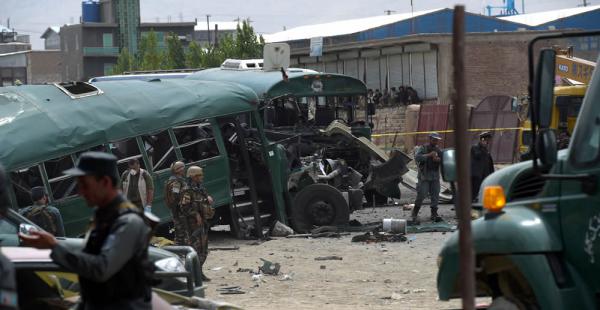 Al menos 27 policías murieron y 40 resultaron heridos tras un ataque con bomba reivindicado por los talibanes