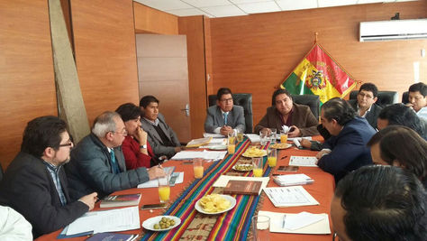 Autoridades del gobierno nacional, TCP y el TSE en la reunión desarrollada en Sucre por el referéndum autonómico.