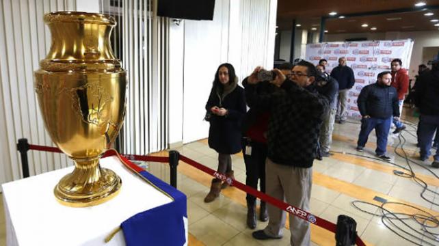 El trofeo de la Copa América Centenario ya está en Chile y los hinchas pueden sacarse fotos. Foto: Internet %image_alt%