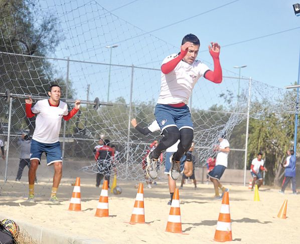 SESIÓN DE TRABAJO DEL PLANTEL AVIADOR EN LAS CANCHAS DE ARENA EN LA AVENIDA COSTANERA. MARTÍN NUMEBLA