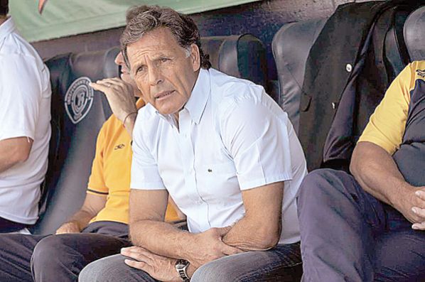 EL ENTRENADOR ARGENTINO MIGUEL ÁNGEL RUSSO, EN LA BANCA DE SUPLENTES DURANTE UN PARTIDO. LOSANDES.COM.AR