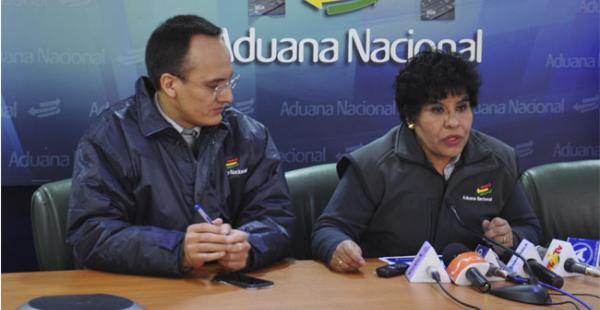 La presidenta de la Aduana, Marlene Ardaya, durante la conferencia de prensa