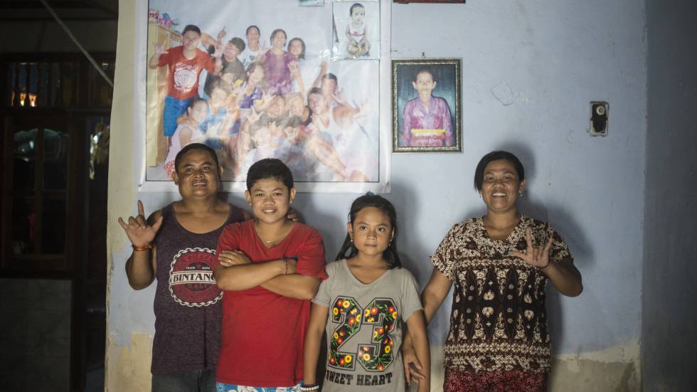 Los bailarines sordos Nyoman (izquierda) y Pindu (derecha), con dos de sus tres hijas, Sumarni, de 16 años y Nadi, de 11, en Benjkala, un pueblo al norte de Bali, donde de sus poco más de 2.000 vecinos, 46 padecen sordera de nacimiento, en abril de 2016.
