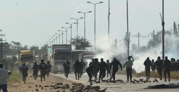 Los fabriles, pese a ser gasificados, han anunciado que mañana volverán a reanudad las protestas