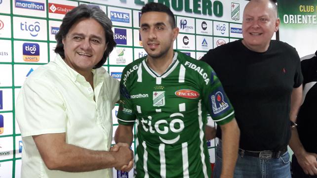 El presidente José Ernesto Álvarez da la bienvenida al uruguayo Gonzalo Sena, nuevo refuerzo de Oriente Petrolero. Foto: Roly Callaú Cruz %image_alt%
