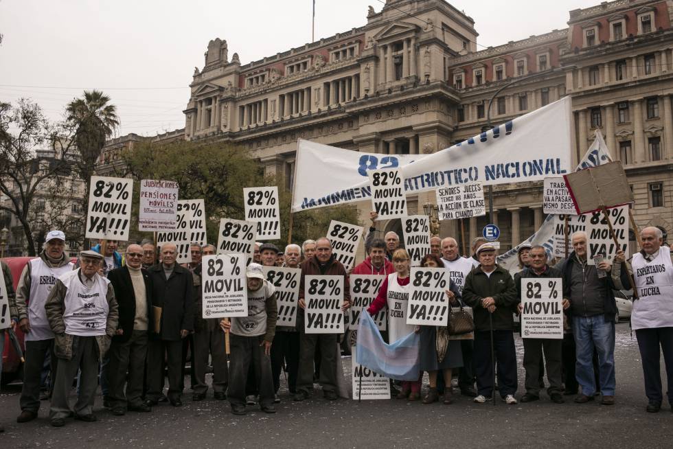 Jubilados protestan frente a la Corte Suprema argentina. Jubilados protestan frente a la Corte Suprema argentina.