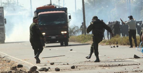 Los fabriles, pese a ser gasificados, han anunciado que mañana volverán a reanudar las protestas
