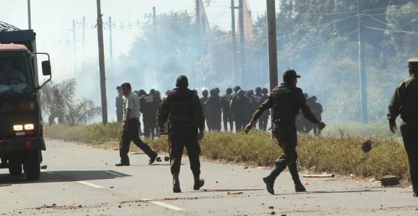 Los fabriles, pese a ser gasificados, han anunciado que mañana volverán a reanudar las protestas