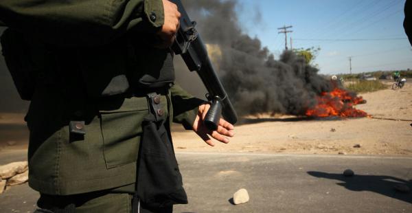 Los fabriles, pese a ser gasificados, han anunciado que mañana volverán a reanudar las protestas