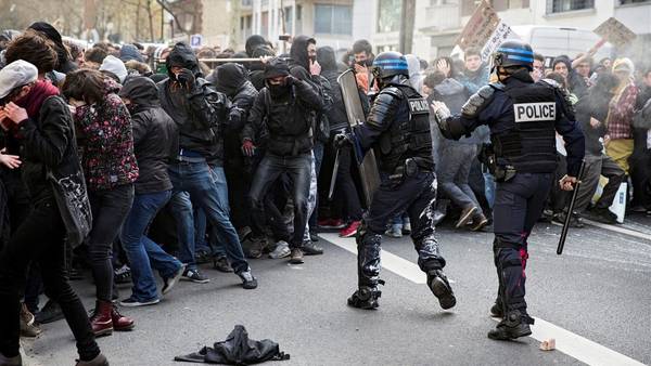 Enfrentamiento-manifestantes-lacrimogenos-Paris-EFE_CLAIMA20160405_0238_28