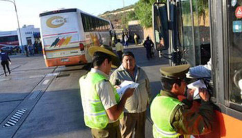 Policías controlan en la terminal de buses de Cochabamba.