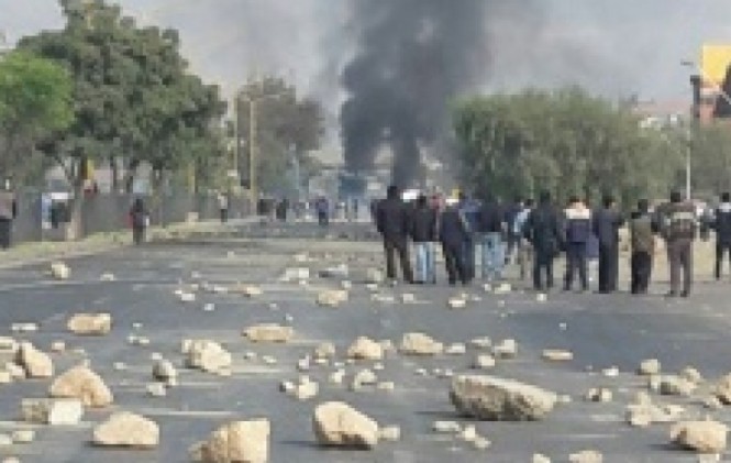 Paro de la COB deja policías y fabriles heridos y al menos 150 detenidos en tres días de protestas Paro de la COB deja policías y fabriles heridos y al menos 150 detenidos en tres días de protestas
