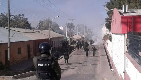 En un intento de los trabajadores por bloquear vías de la ciudad de Cochabamba, la Policía gasificó al sector. Foto: Fernando Cartagena