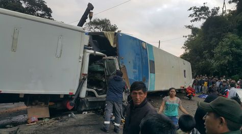 Así quedaron los dos vehículos tras colapsar entre sí. Existe congestionamiento vehicular en la ruta Cochabamba-Santa Cruz. Foto Álex Gironaz