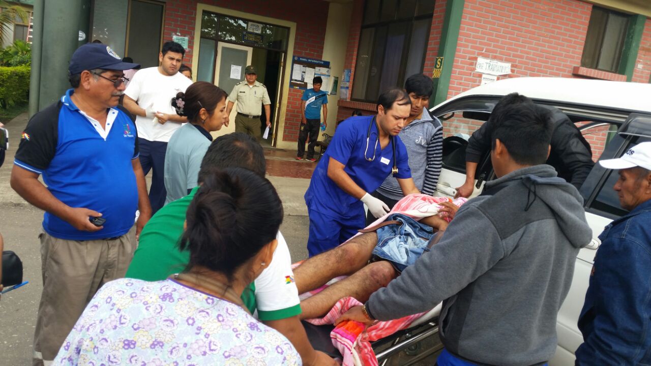 Los heridos del accidente llegan hasta el hospital de Villa Tunari. Foto: Álex Gironaz 