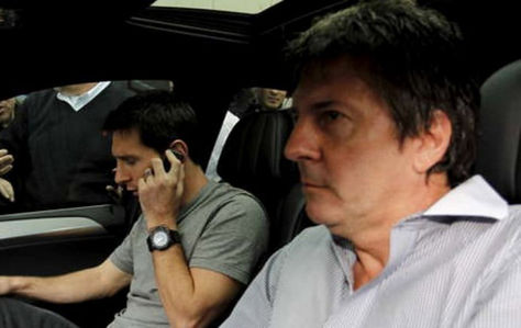 Lionel Messi (izq.) junto a su padre cuando comparecieron ante la justicia española. Foto: Internet