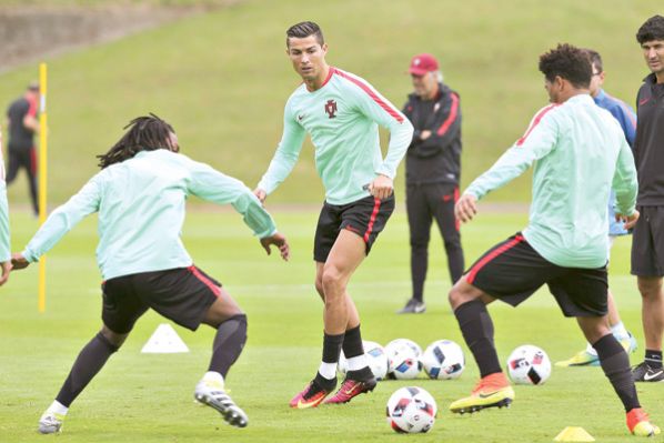 ENTRENAMIENTO DE LA SELECCIÓN DE PORTUGAL, PREVIO AL ENCUENTRO CON GALES POR LA SEMIFINAL DE LA EUROCOPA DE FRANCIA.