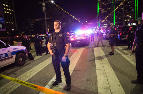 Un oficial de la Policía de Dallas en el lugar donde sus camaradas fueron asesinados.